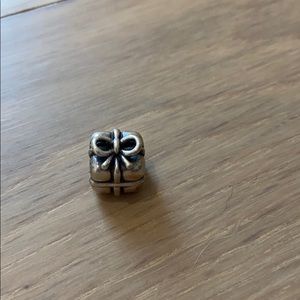 Pandora present charm
